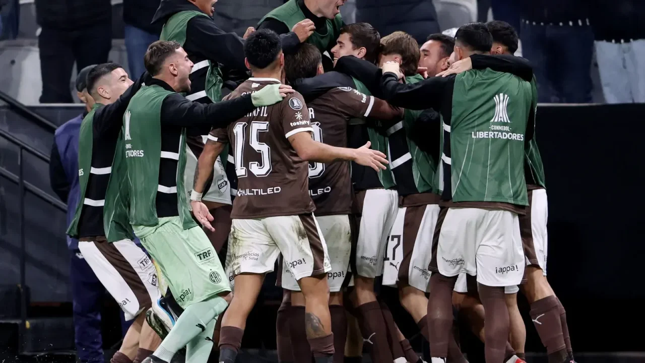 Platense dio un golpe sobre la mesa en su primera participación histórica en la Copa Libertadores al derrotar a Corinthians por 2-0 en su vi