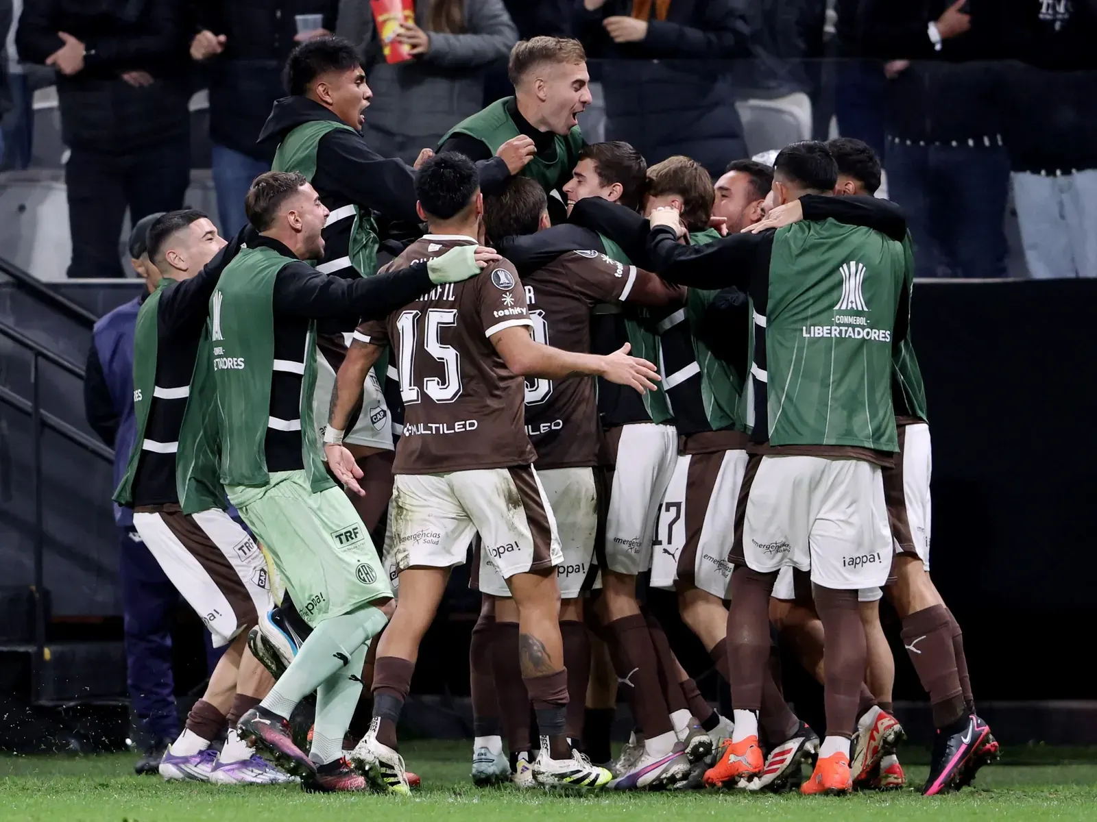 Jugadores de Platense celebran un gol en el partido contra Corinthians por la Copa Libertadores.