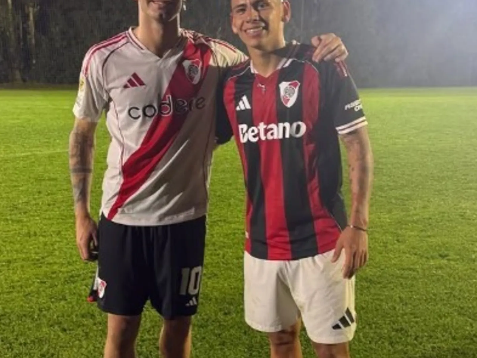 Franco Mastantuono y Claudio Echeverri juegan un picado con amigos luciendo la camiseta de River.