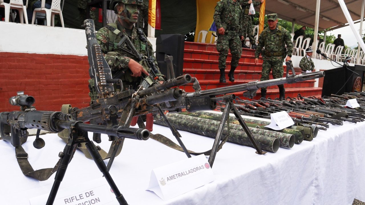 El futuro de Colombia se debate entre dos caminos opuestos: continuar con la estrategia de diálogos de paz o emprender una guerra frontal co
