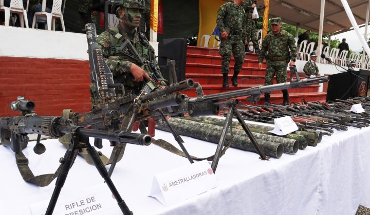 El futuro de Colombia se debate entre dos caminos opuestos: continuar con la estrategia de diálogos de paz o emprender una guerra frontal co