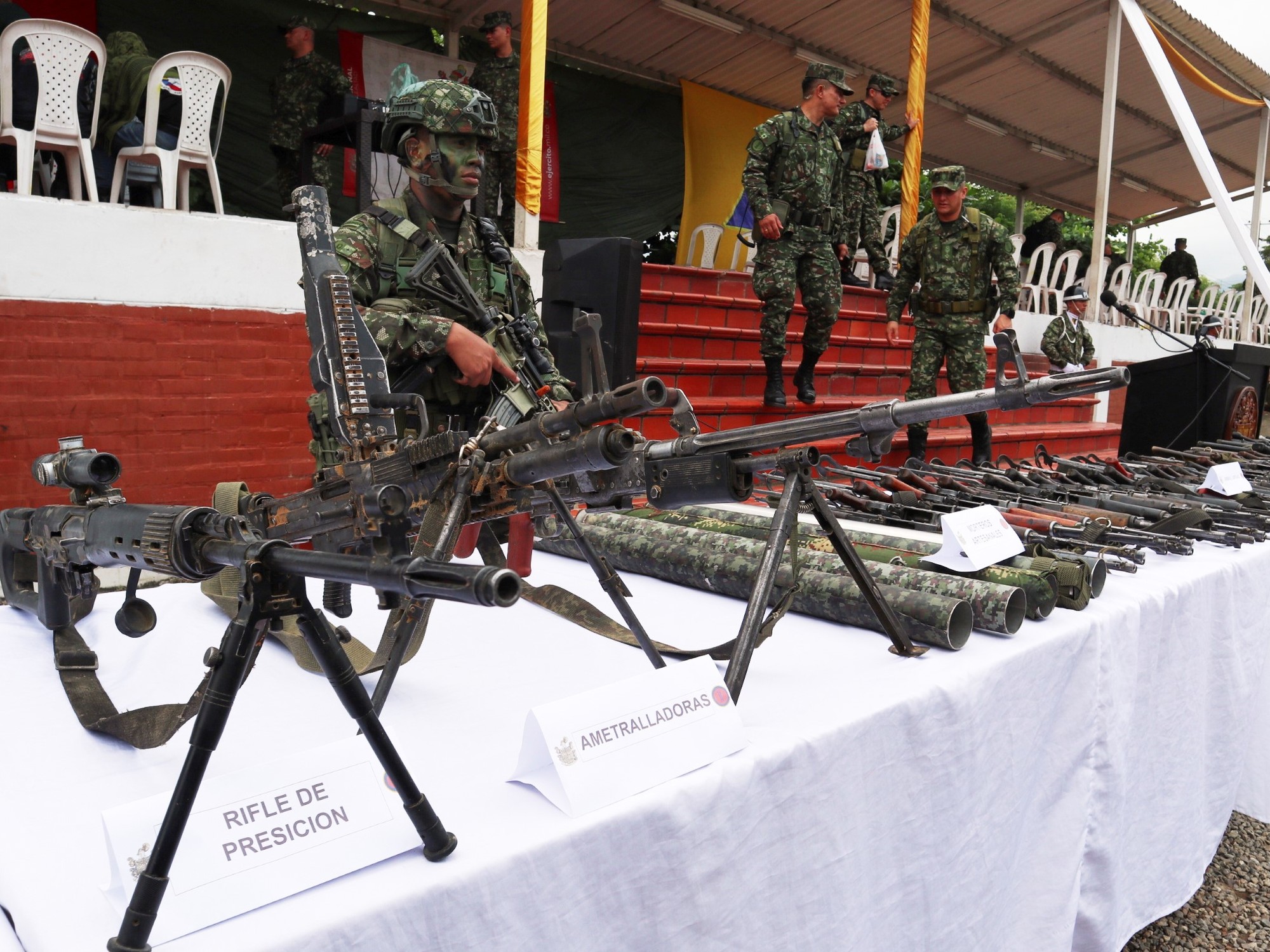 Soldados colombianos custodian armas, reflejando la tensa situación de seguridad en el país.