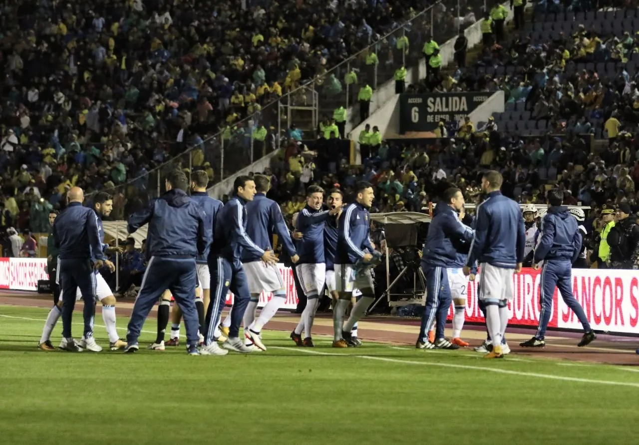 Jugadores de fútbol juvenil en acción durante un partido en Argentina.