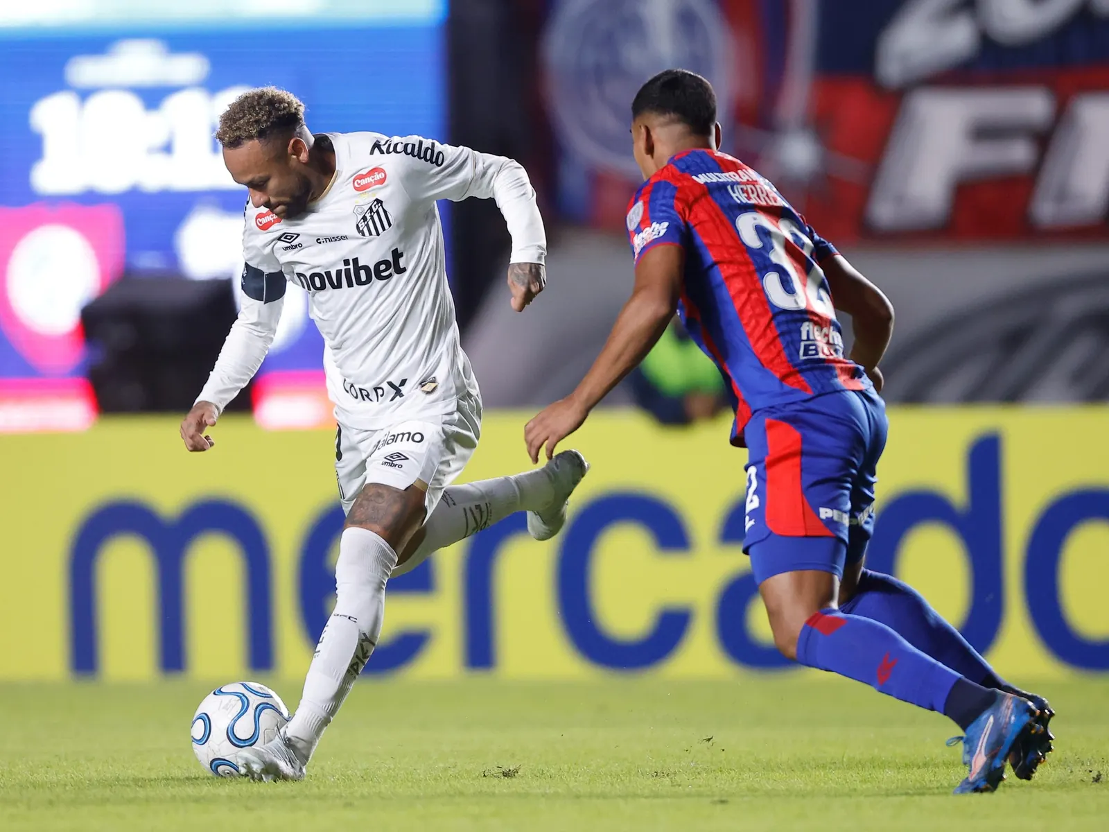 Neymar saluda a hinchas de San Lorenzo durante un partido en el Pedro Bidegain.