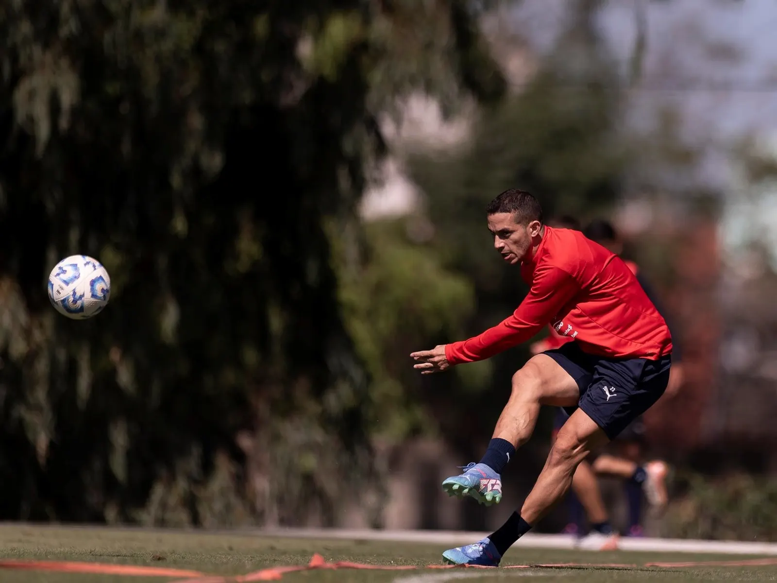 Iván Marcone, volante central de Independiente, en acción durante un entrenamiento.
