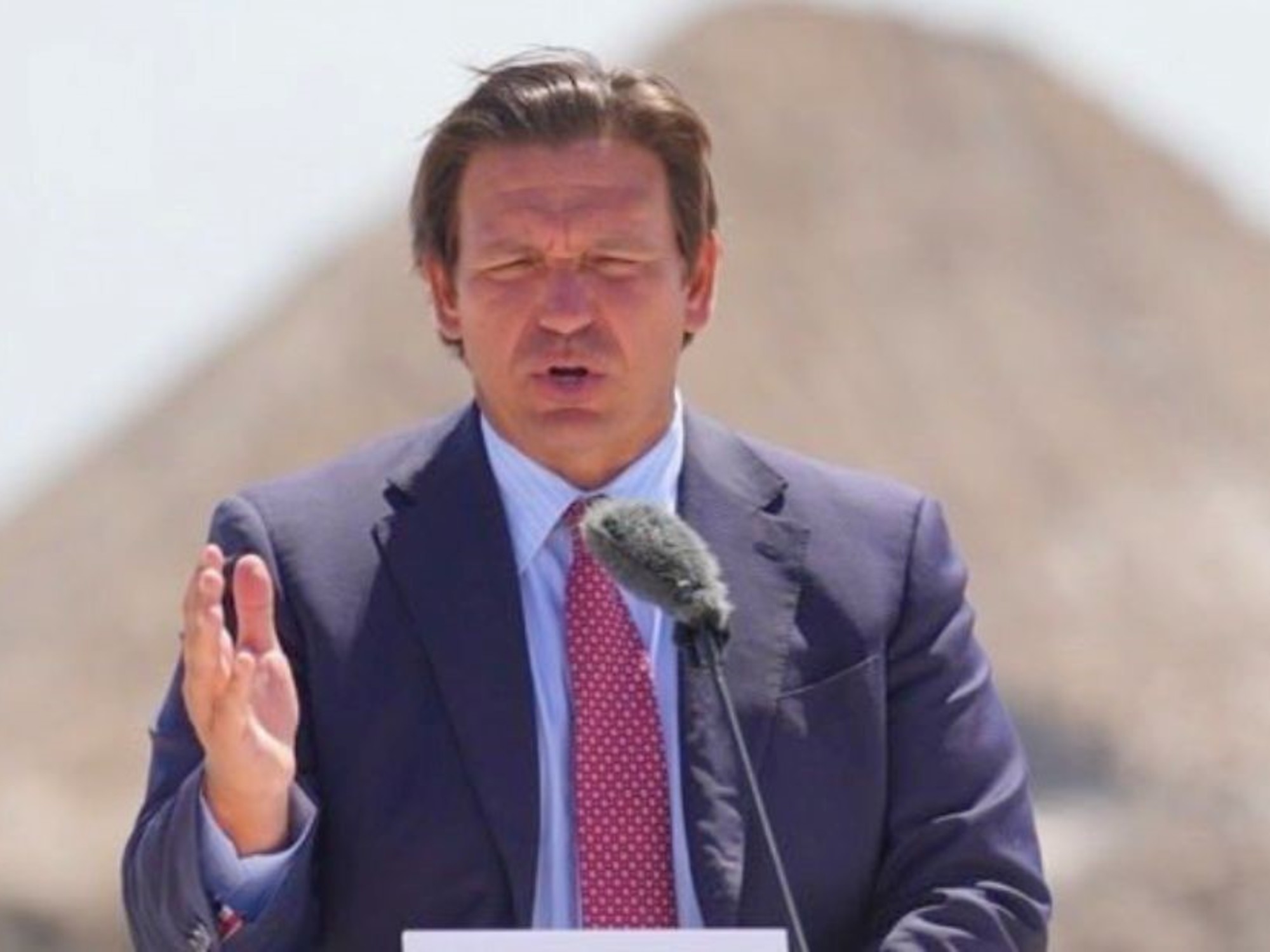 Gobernador de Florida Ron DeSantis dirigiendo un discurso sobre la preparación para desastres