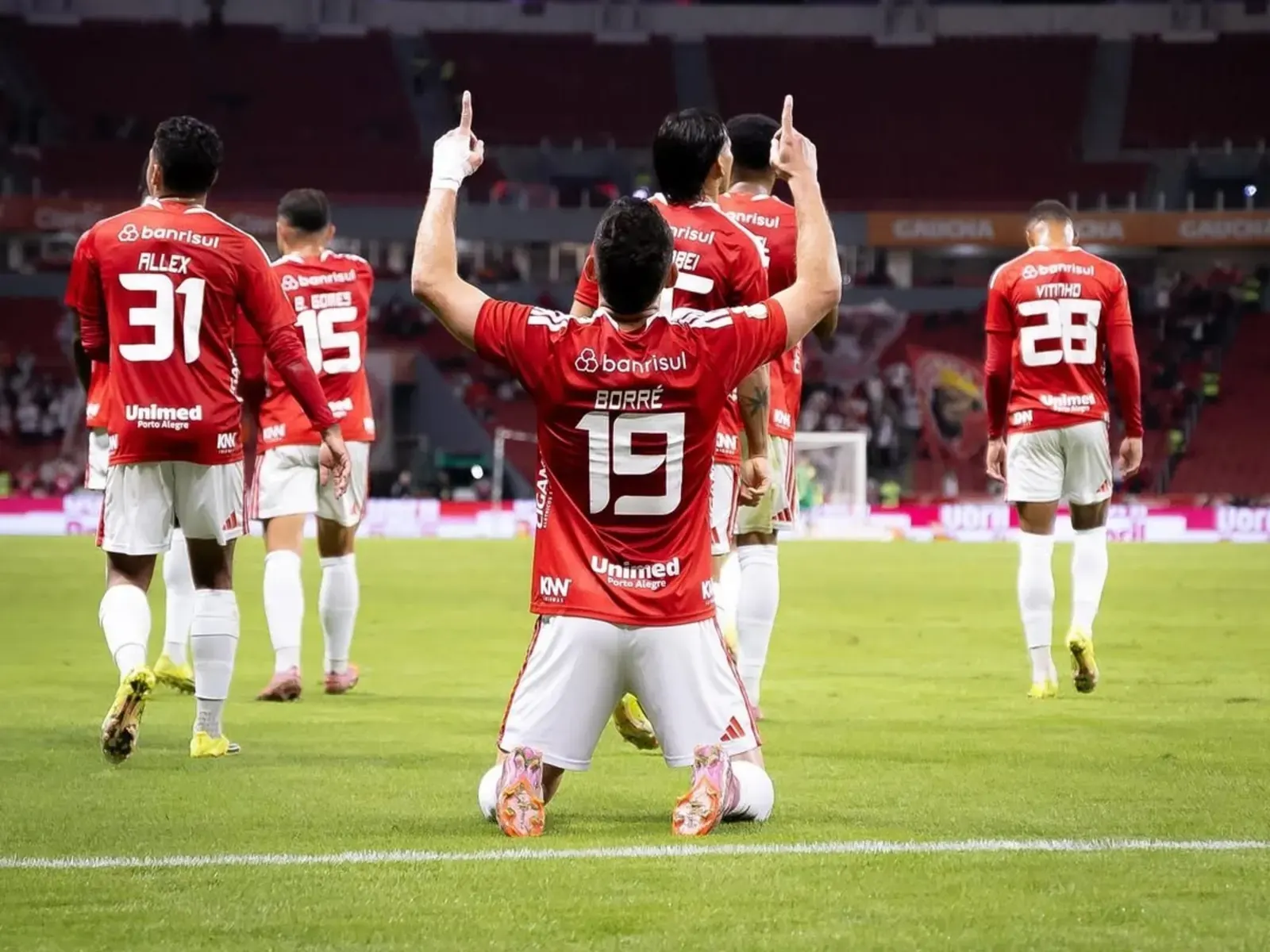 Rafael Borre, delantero colombiano, celebra un gol en un partido de River Plate.