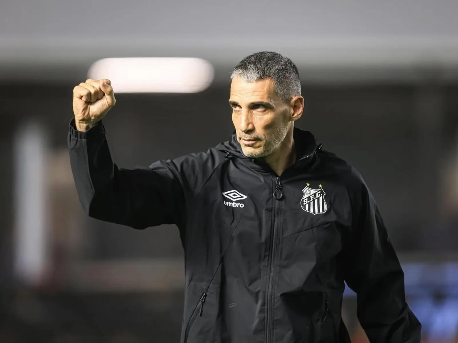 Juan Pablo Vojvoda, entrenador argentino, durante una conferencia de prensa.