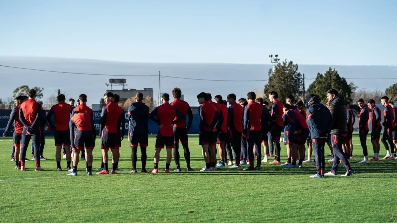 San Lorenzo: Doble Turno Bajo Perazzo y un Plantel “XL” Tras la Salida de Álvarez