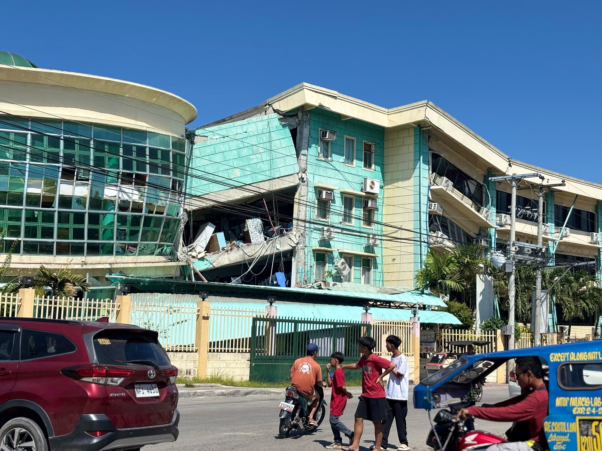 Edificios colapsados tras el potente terremoto en el sur de Filipinas.