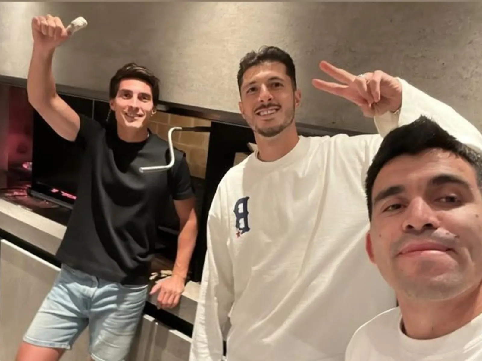Marcos Acuña, Guido Rodríguez y Federico Gattoni posan para una foto durante un encuentro informal.