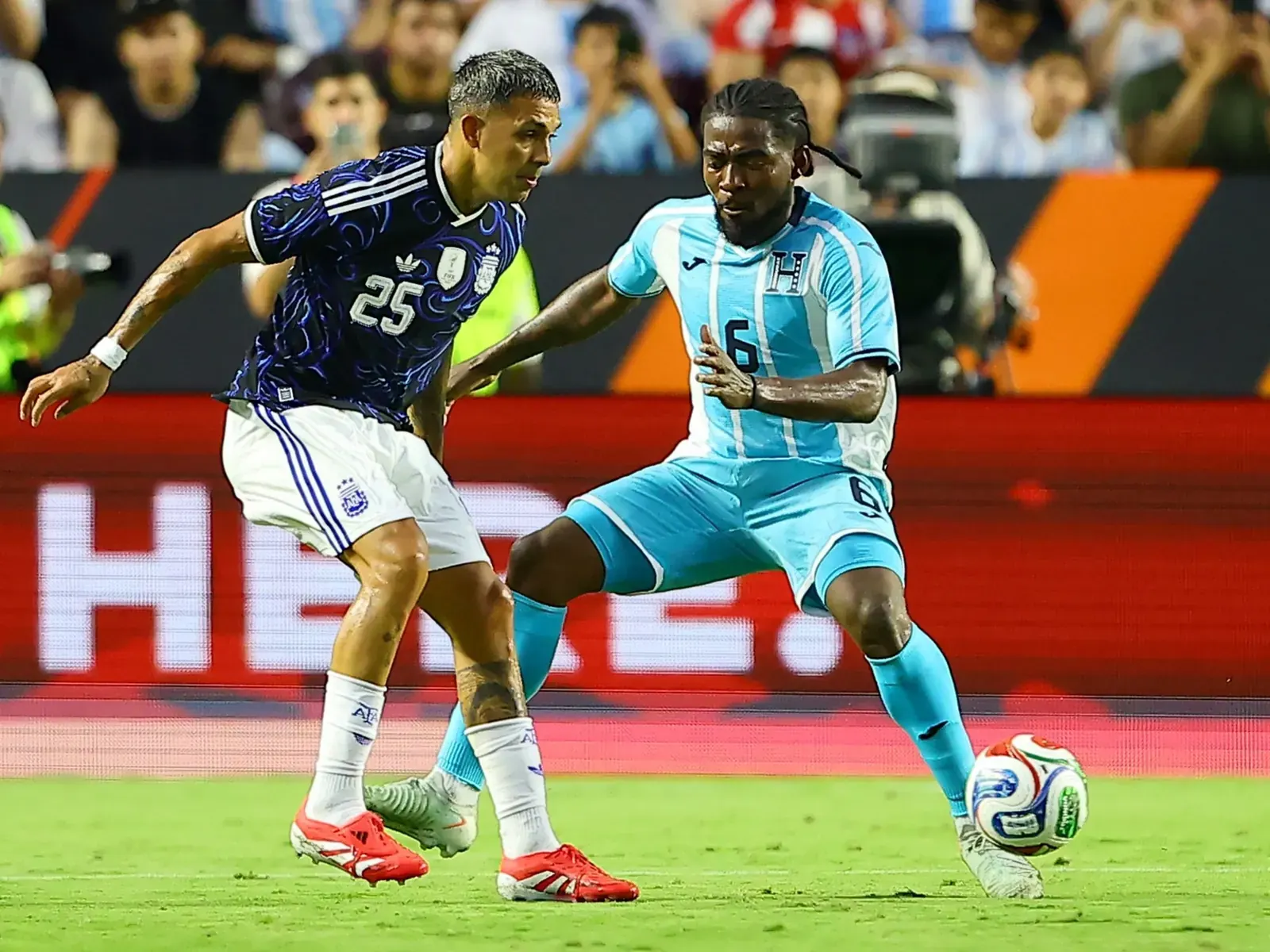 Facundo Medina, defensor de la Selección Argentina, en acción durante un partido.