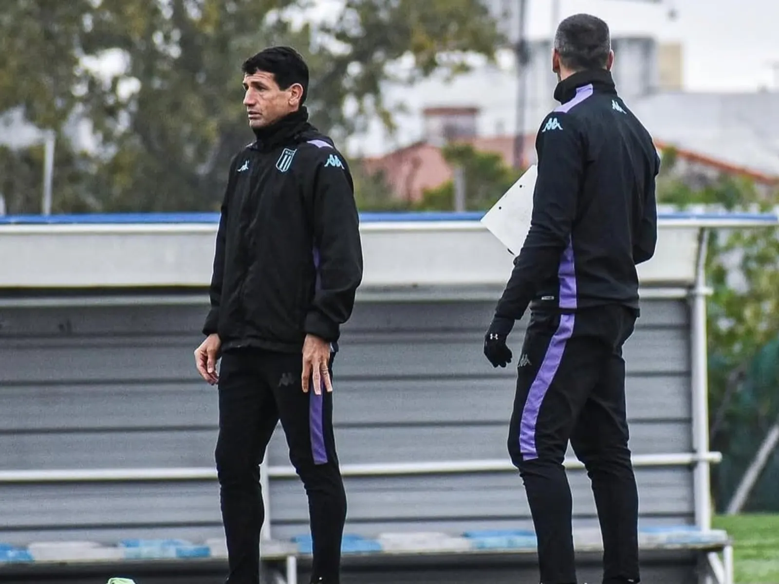 Jugadores de Racing Club de Avellaneda entrenando en el campo de juego.