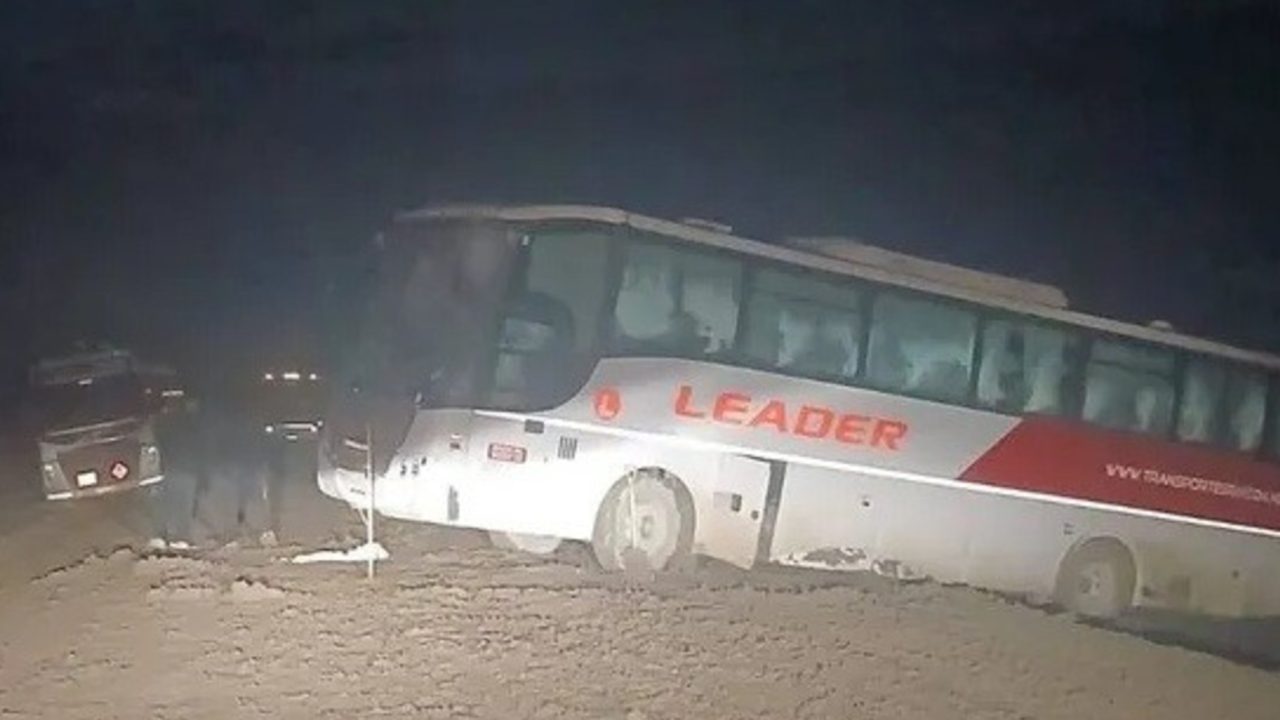 Micro con 41 pasajeros al borde del abismo en Ruta 6: rescate dramático en Neuquén