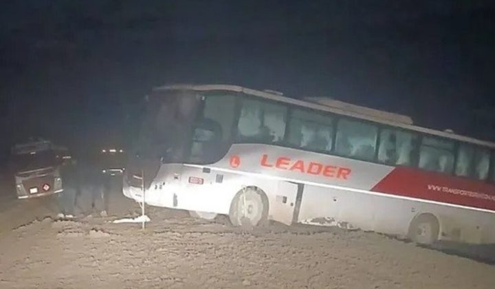 Micro con 41 pasajeros al borde del abismo en Ruta 6: rescate dramático en Neuquén