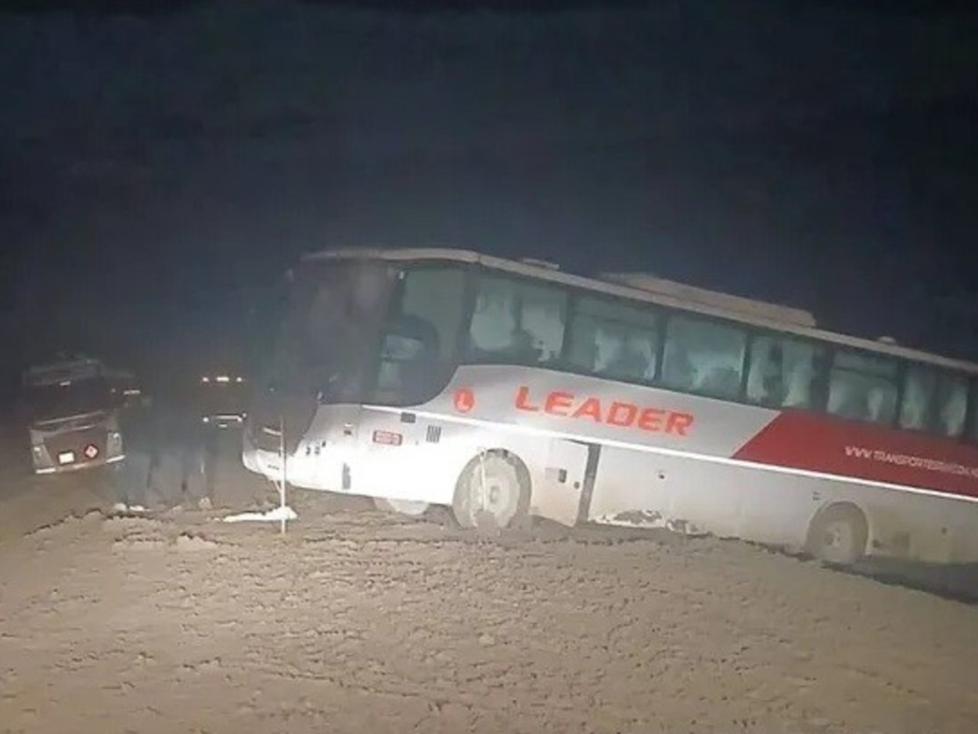 Un micro de pasajeros desbarrancado y colgado de un barranco en la Ruta 6 de Neuquén.