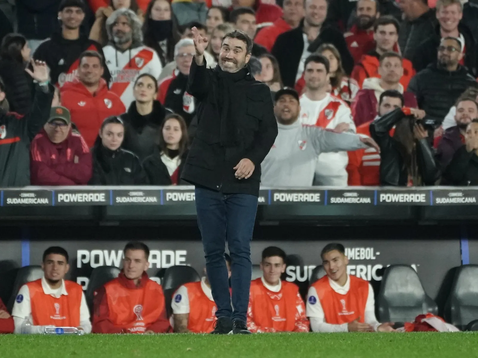 Eduardo Coudet, entrenador de River Plate, con gesto de concentración durante un encuentro.