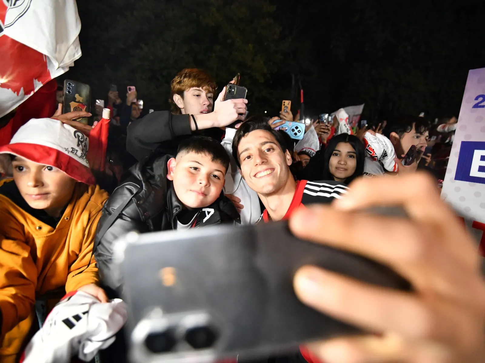 Santiago Beltrán, arquero de River Plate, en acción durante un partido.