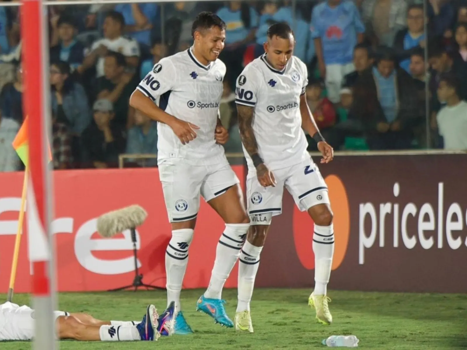 Sebastián Villa, jugador de Independiente Rivadavia, celebra un gol.