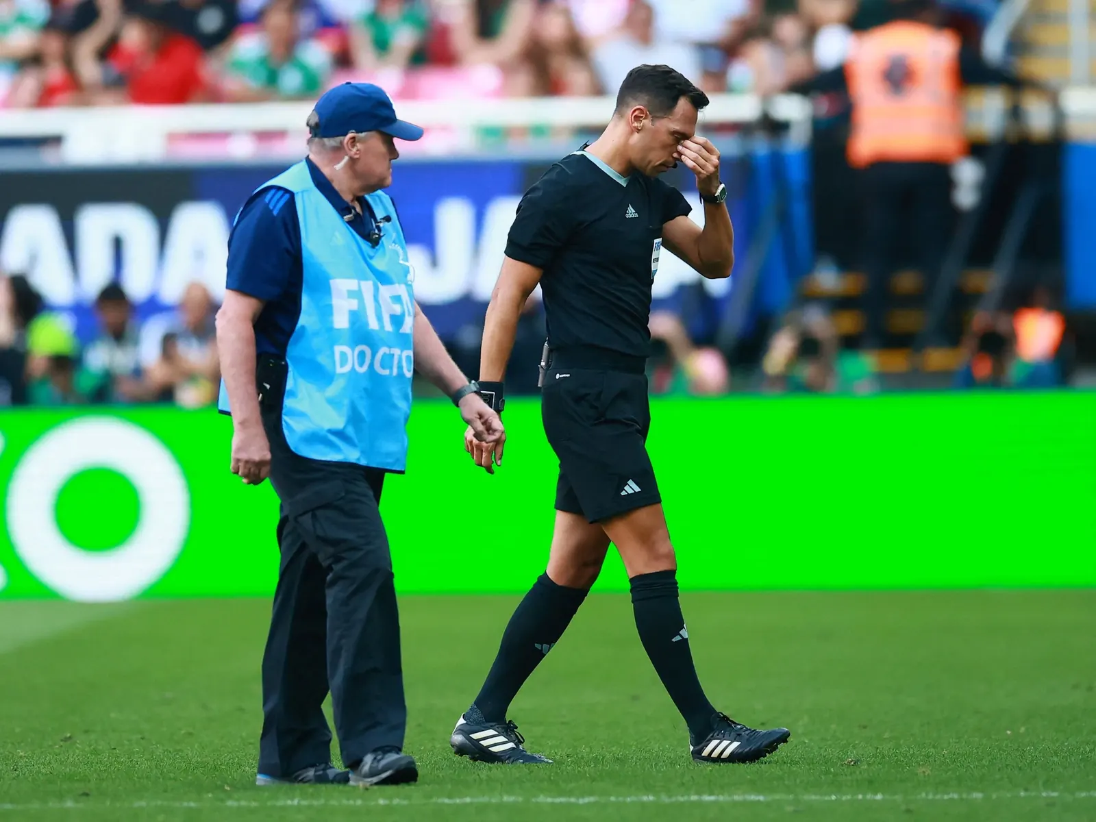 El árbitro argentino Facundo Tello en acción durante un partido de fútbol.
