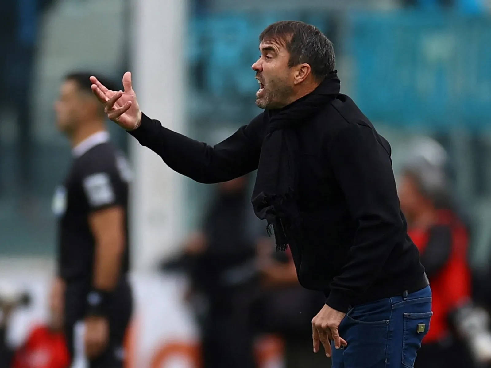 El entrenador de River Plate, Eduardo Coudet, gesticula desde el banquillo.