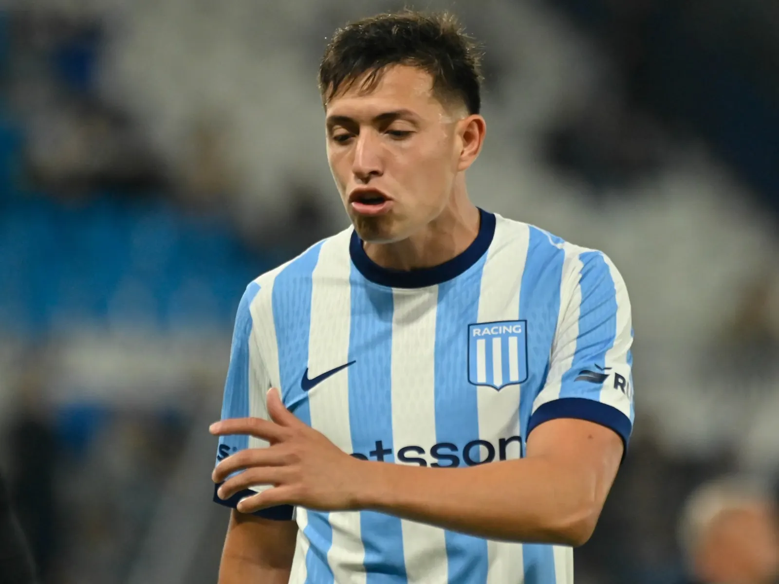Jugador de Racing Club, Adrián Fernández, con una visible molestia en su pie izquierdo.