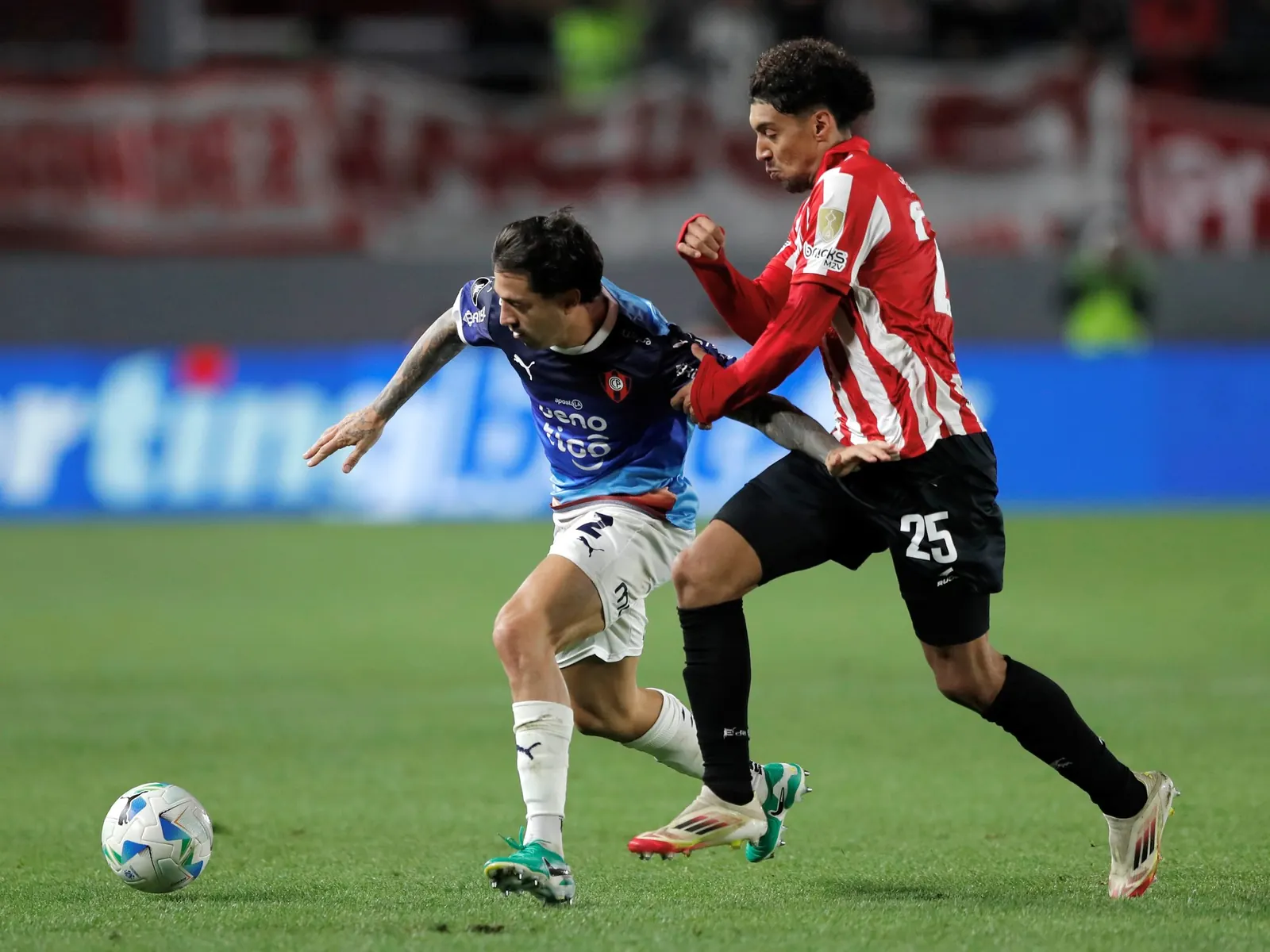 Fabricio Domínguez, exjugador de Racing, en acción durante un partido.