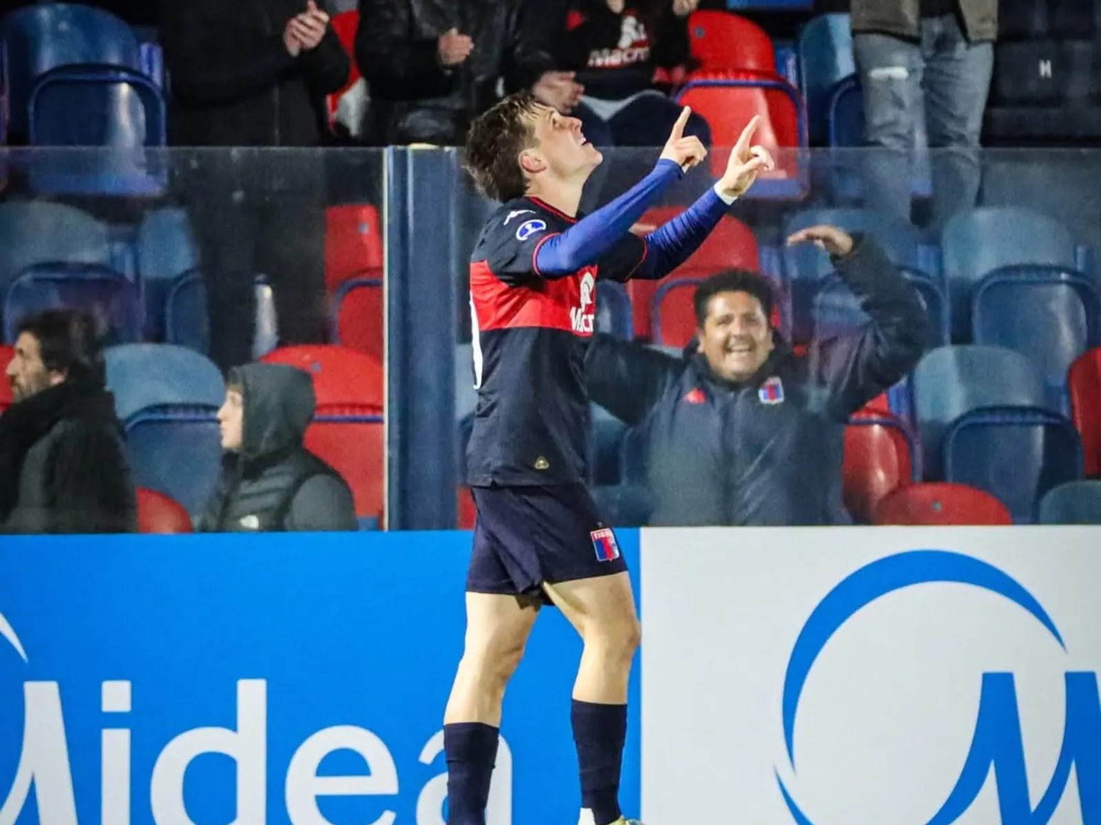 Jugadores de Tigre festejando un gol en el campo de juego.