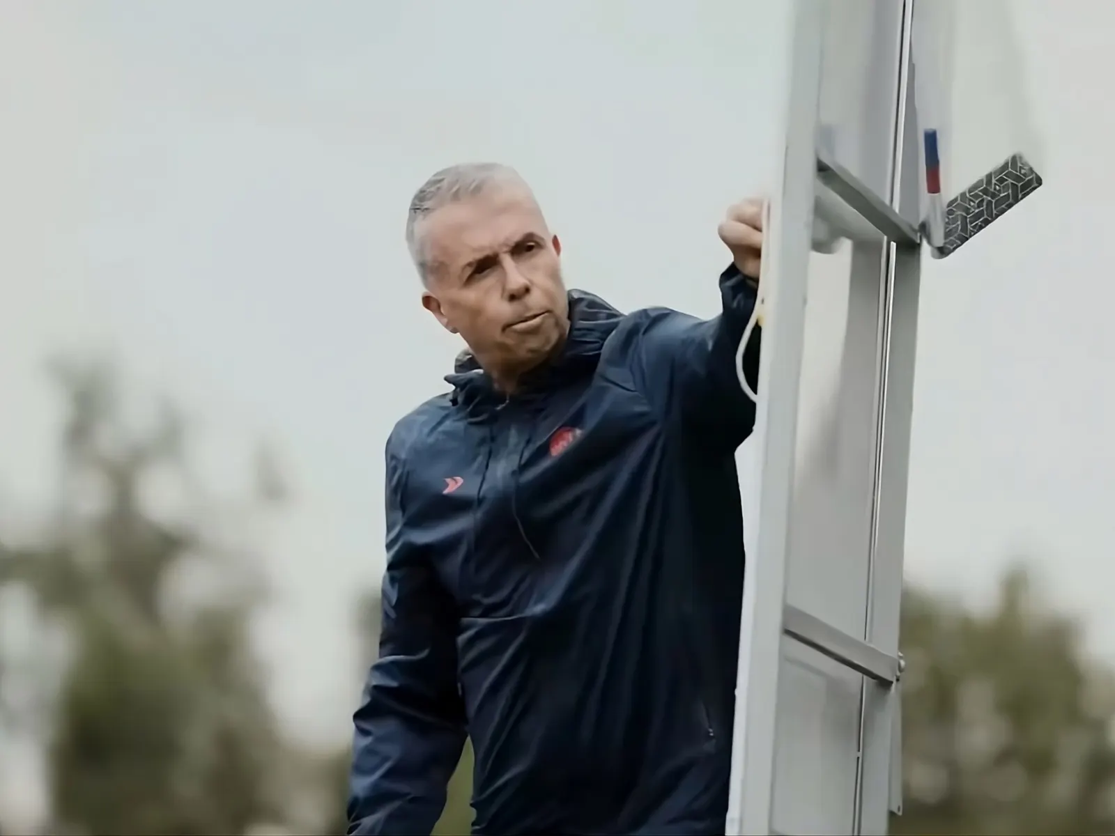 El exfutbolista y entrenador Gustavo Álvarez, con gesto serio, durante un partido de San Lorenzo.