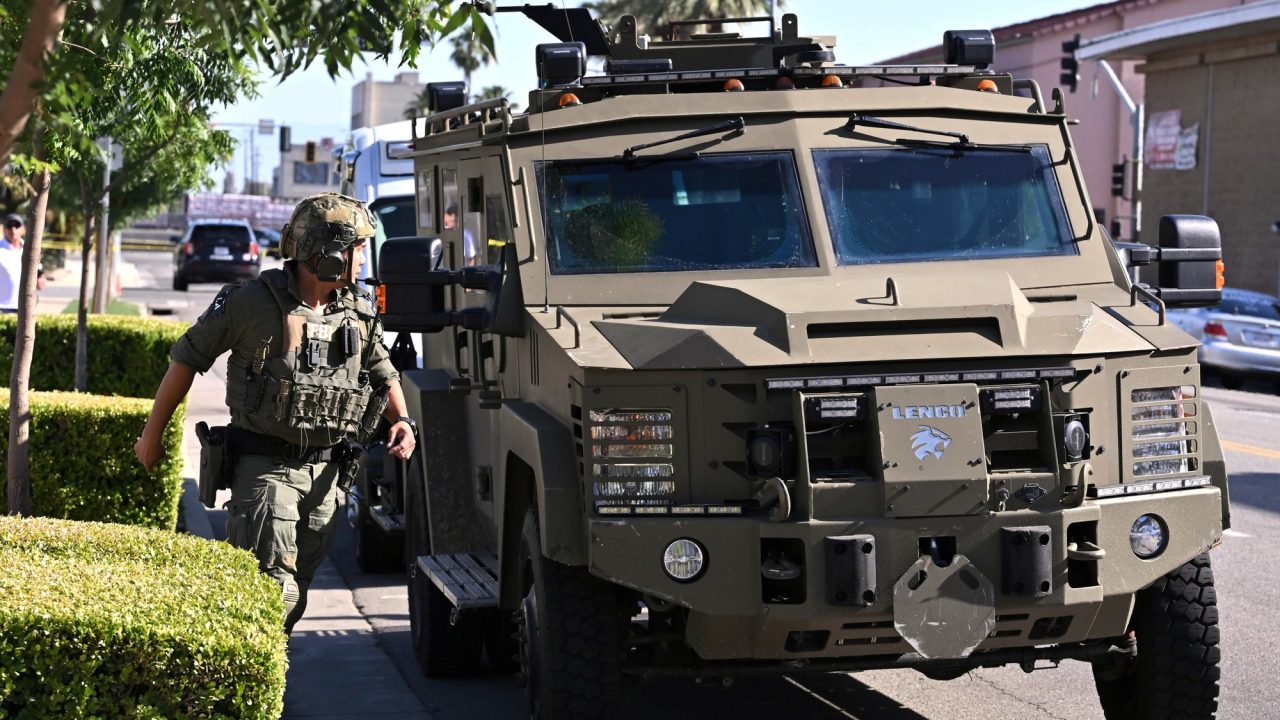 Hombre se atrinchera con rehenes en banco de California y amenaza con bomba