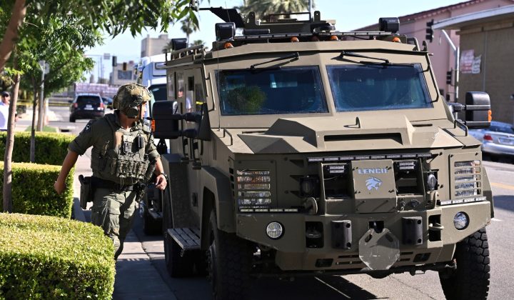 Hombre se atrinchera con rehenes en banco de California y amenaza con bomba