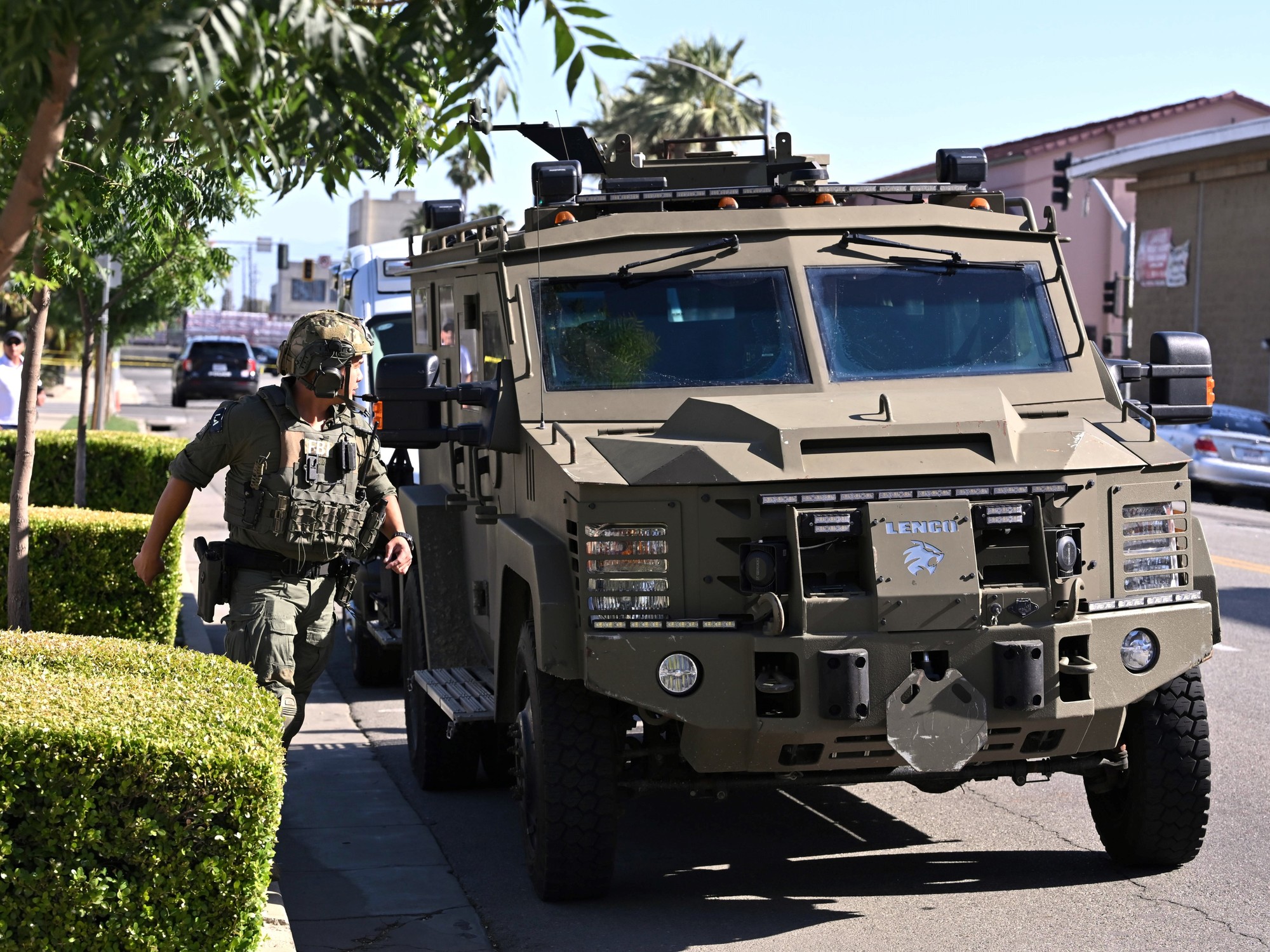 Operativo policial y del FBI en un banco de Bakersfield, California, por incidente de rehenes y amenaza de bomba.
