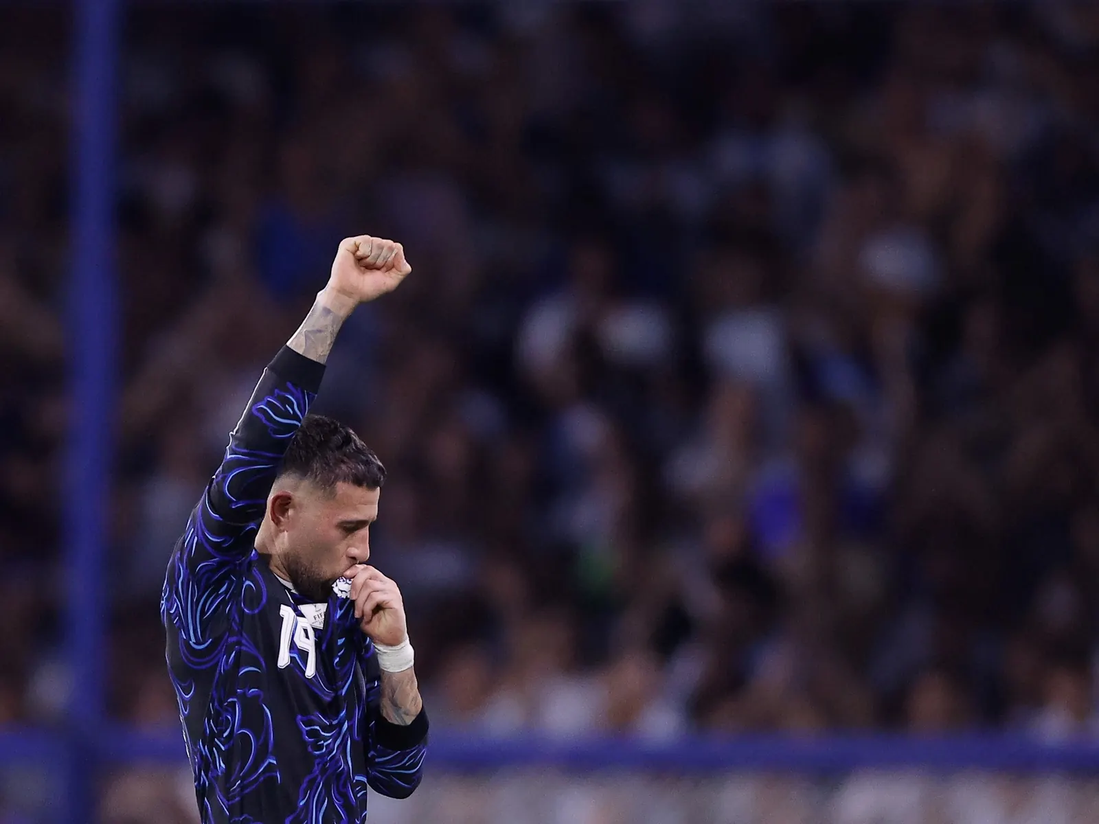 Nicolás Otamendi celebra un gol con la Selección Argentina en la Bombonera.