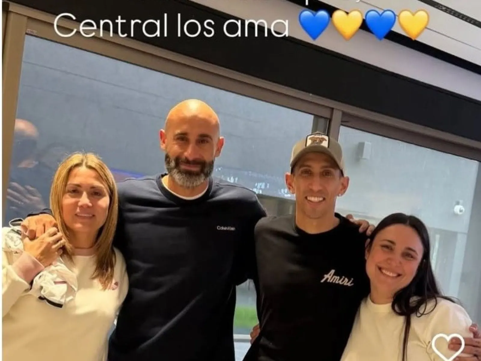 Carlos Quintana, futbolista, posando con la camiseta de Rosario Central.