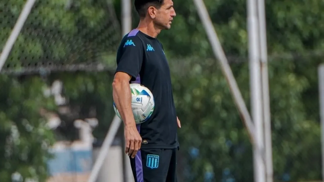 Racing enfrenta a Independiente Petrolero con debut de juveniles y Chirola Romero en el banco