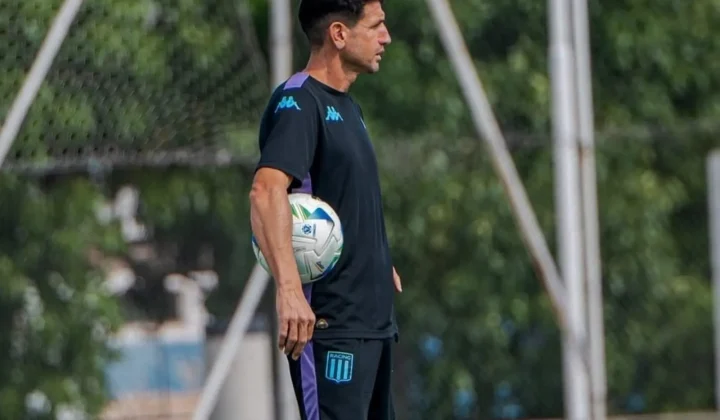 Racing enfrenta a Independiente Petrolero con debut de juveniles y Chirola Romero en el banco