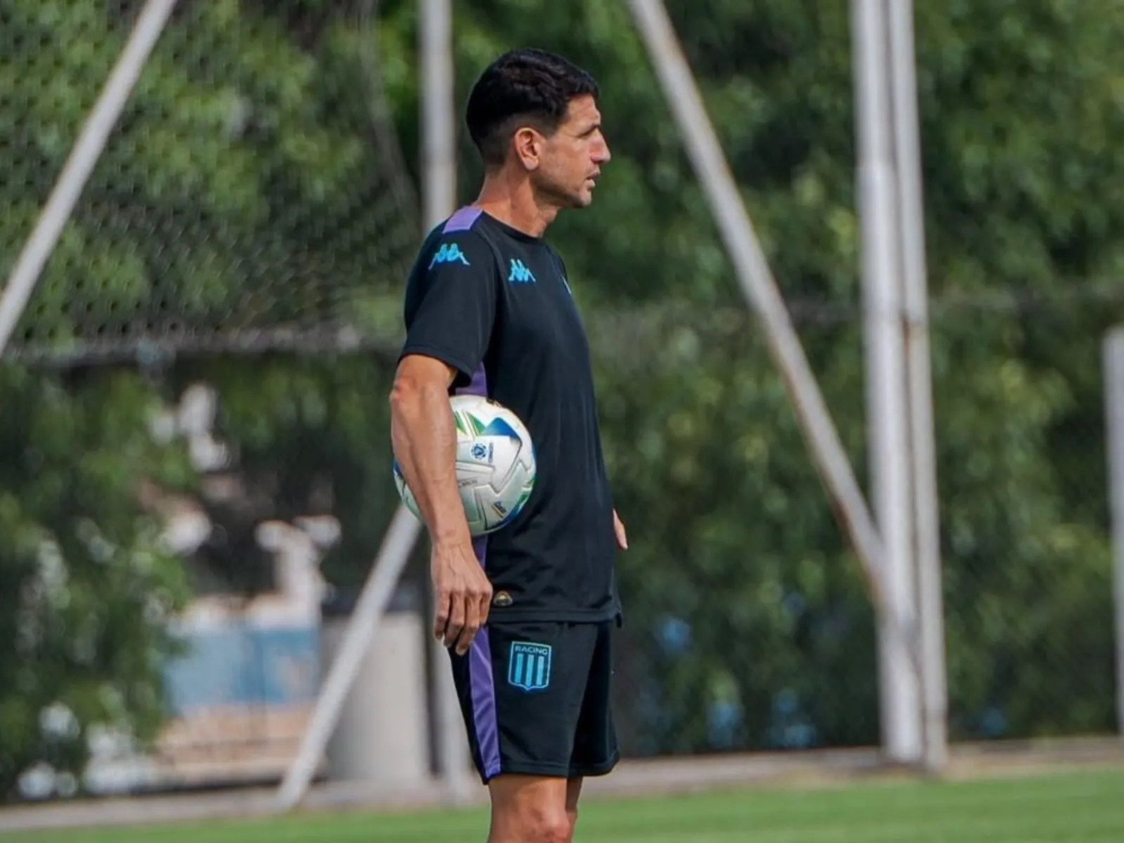 Jóvenes jugadores de Racing Club entrenando en la cancha.