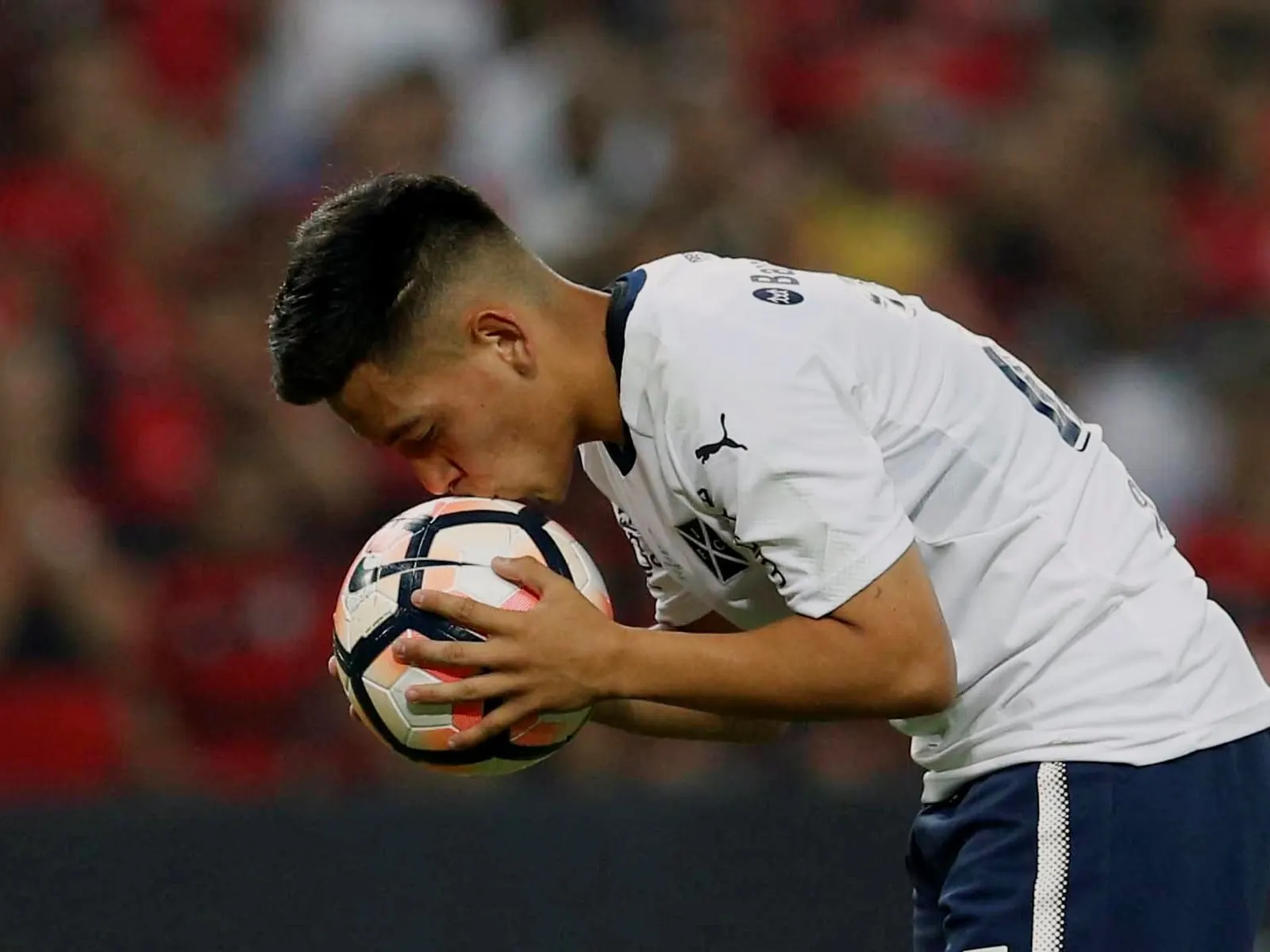 El futbolista Esequiel Barco posa con la camiseta de Independiente.