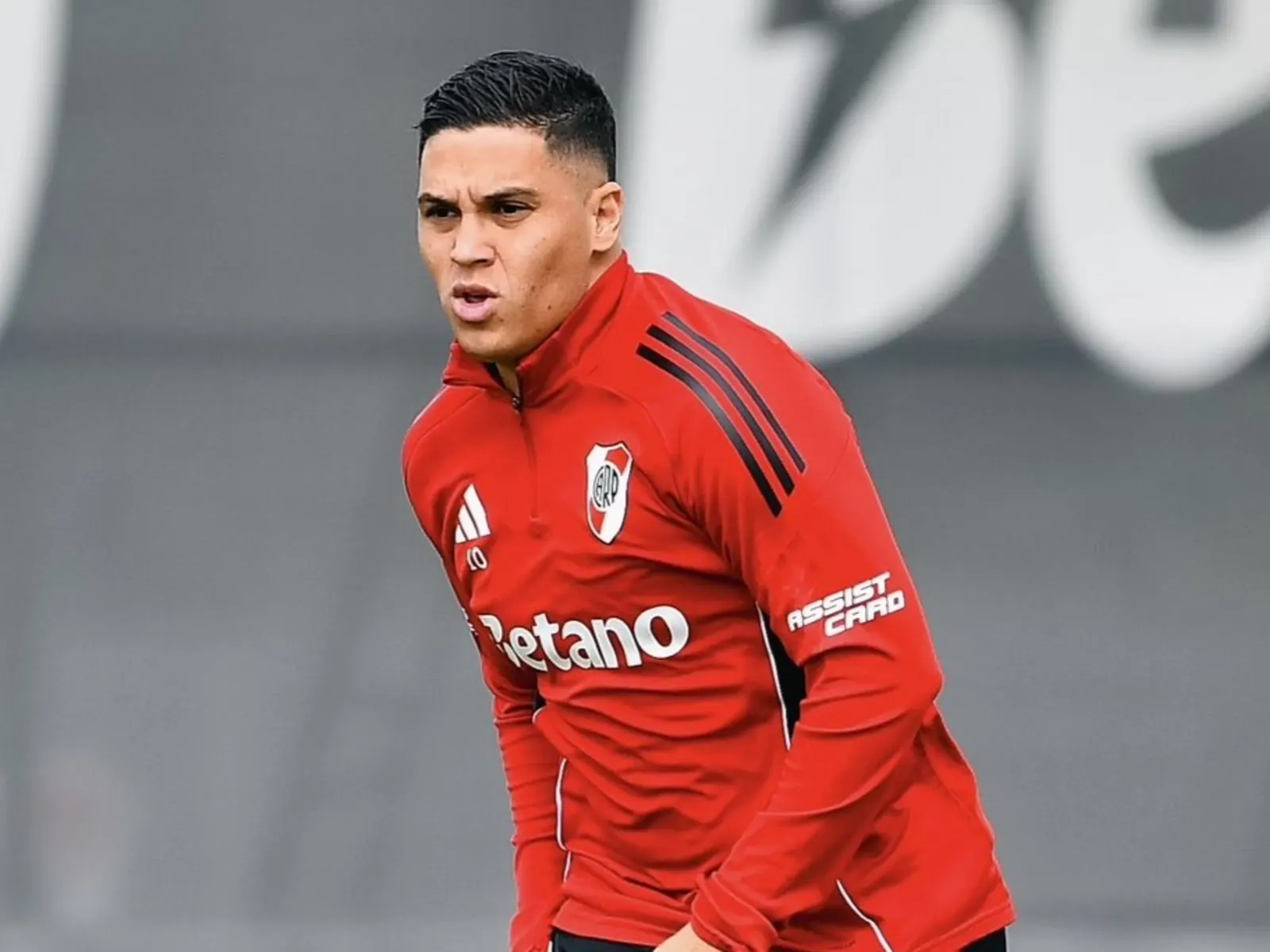 Juan Fernando Quintero, mediocampista de River Plate, con la camiseta del club.