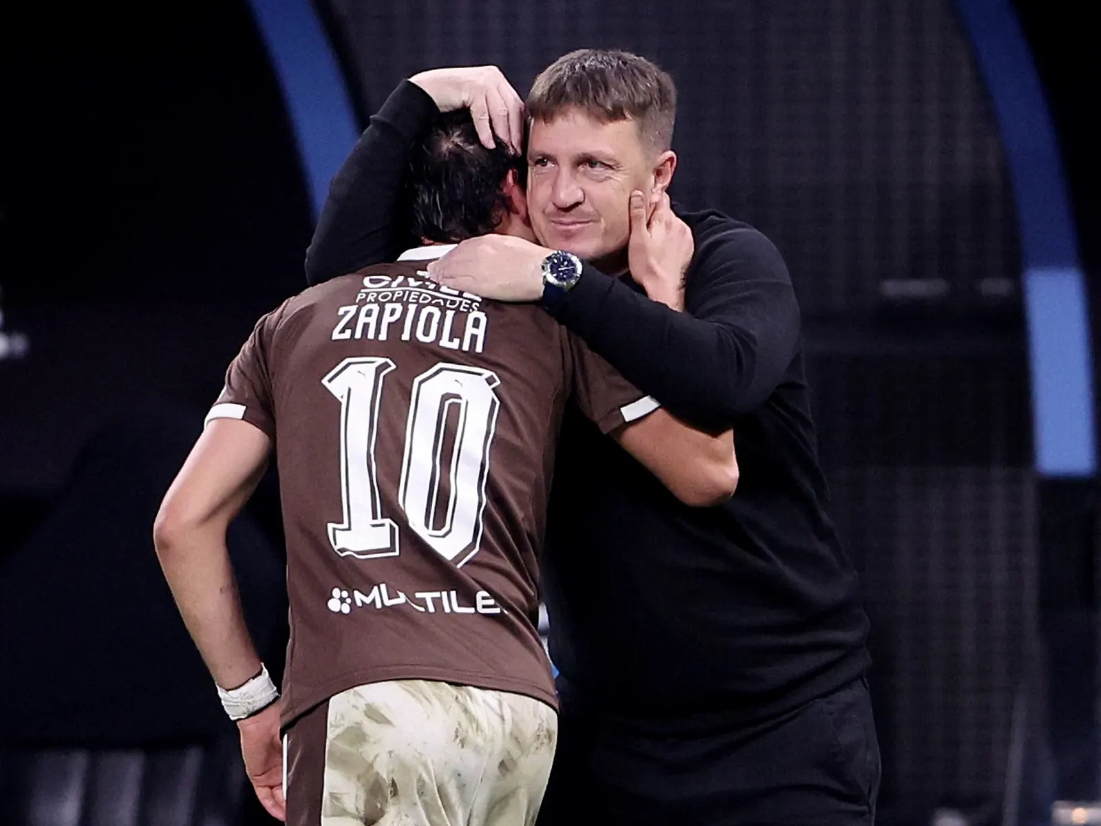 Jugadores de Platense celebran eufóricos en el campo de juego tras clasificar a octavos de final de la Copa Libertadores.