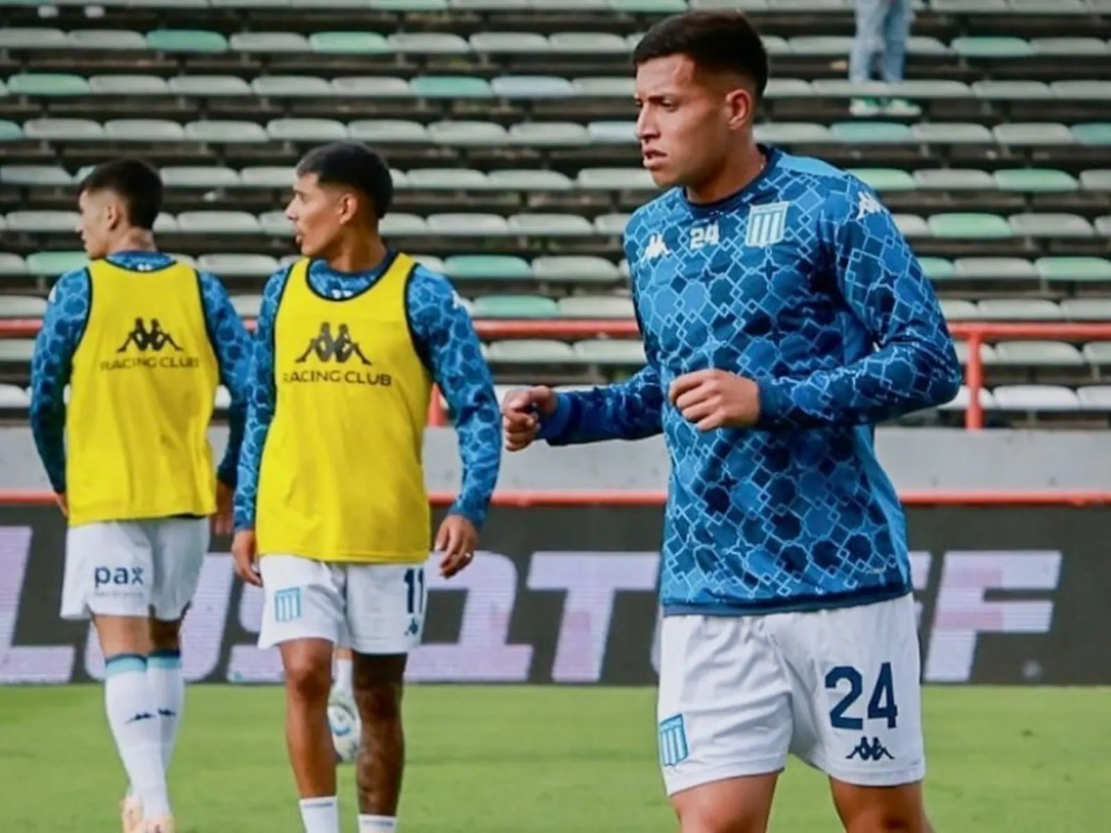 Jugador de fútbol argentino Toto Fernández con la camiseta de Racing.