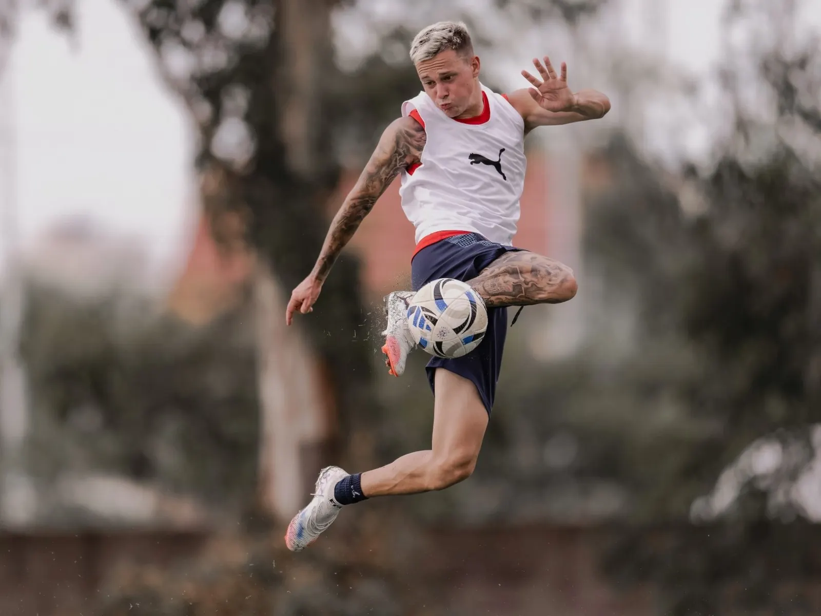 Jugador de fútbol uruguayo Matías Abaldo en acción con Independiente.