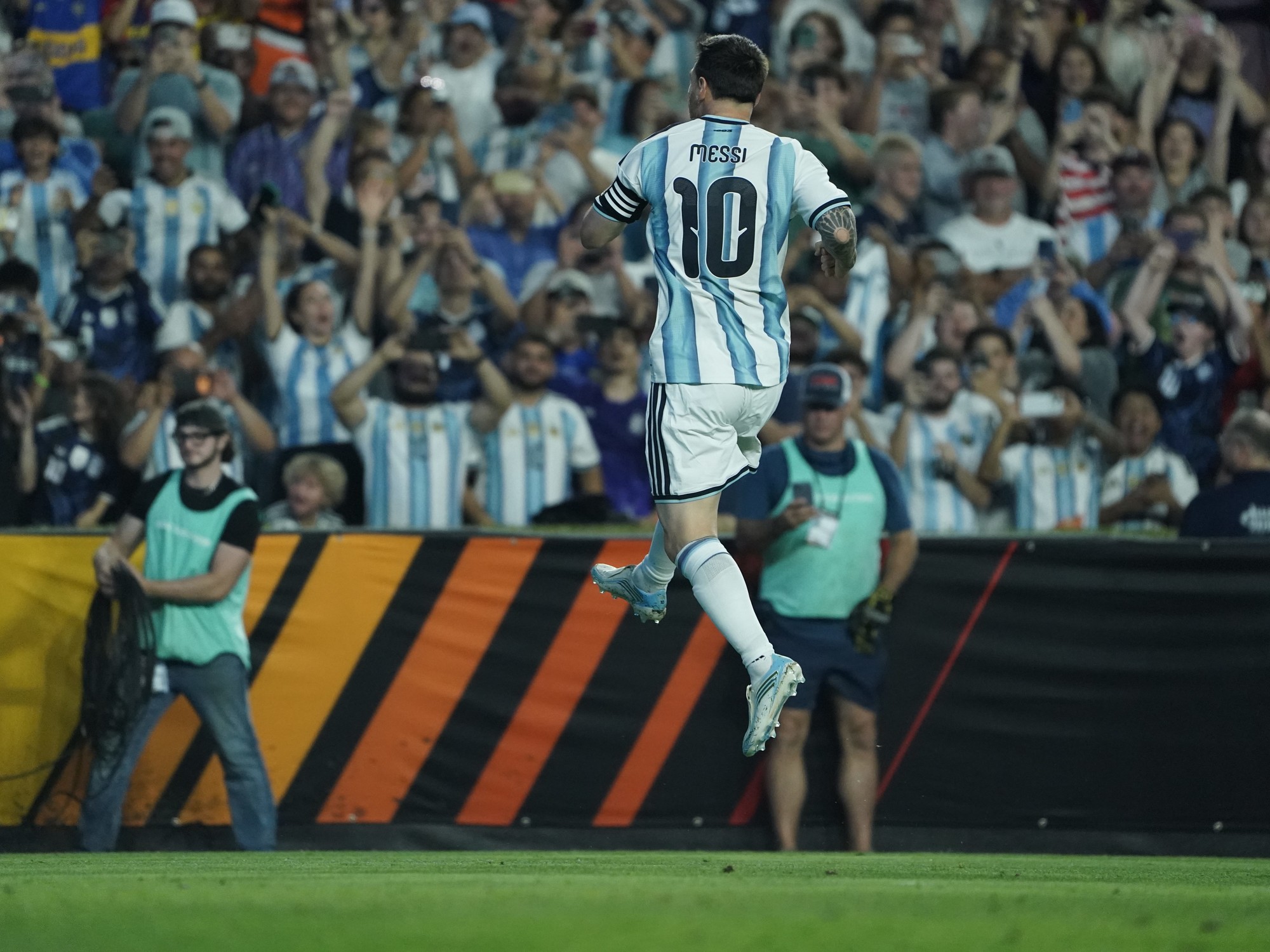 Lionel Messi celebra un gol con la camiseta de la Selección Argentina.