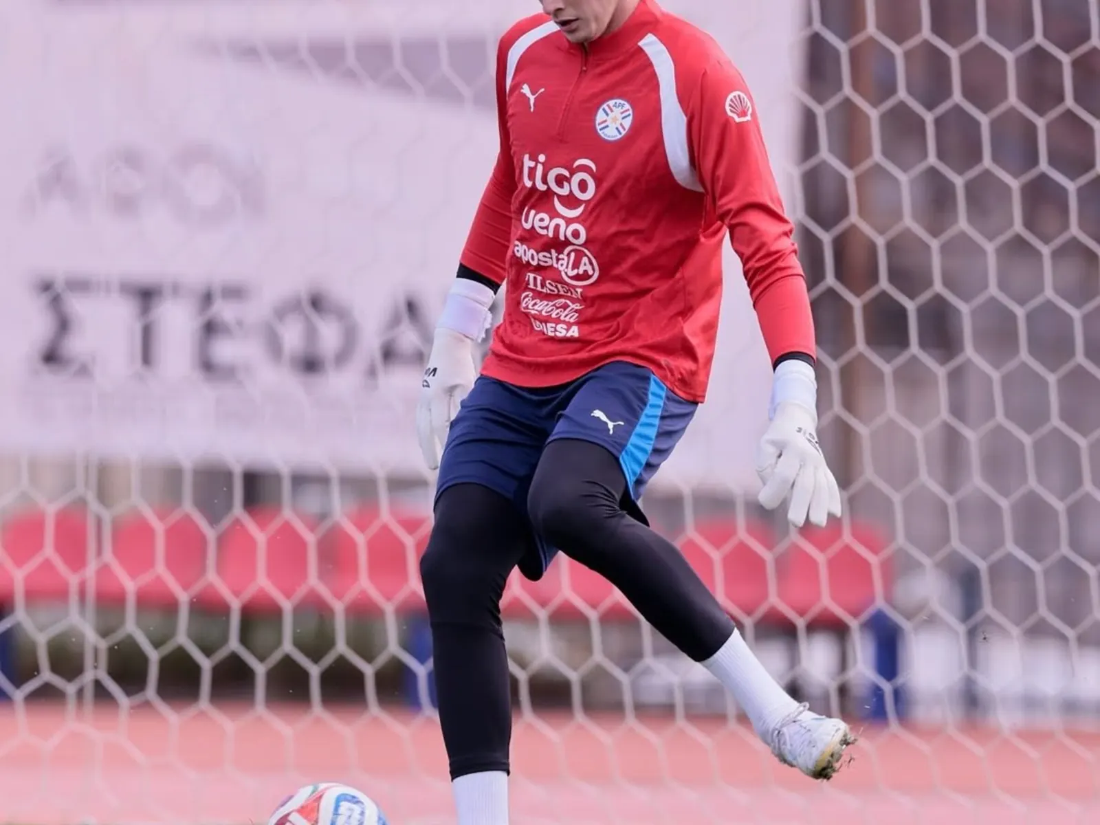 Orlando Gill, arquero de San Lorenzo, en acción durante un partido.