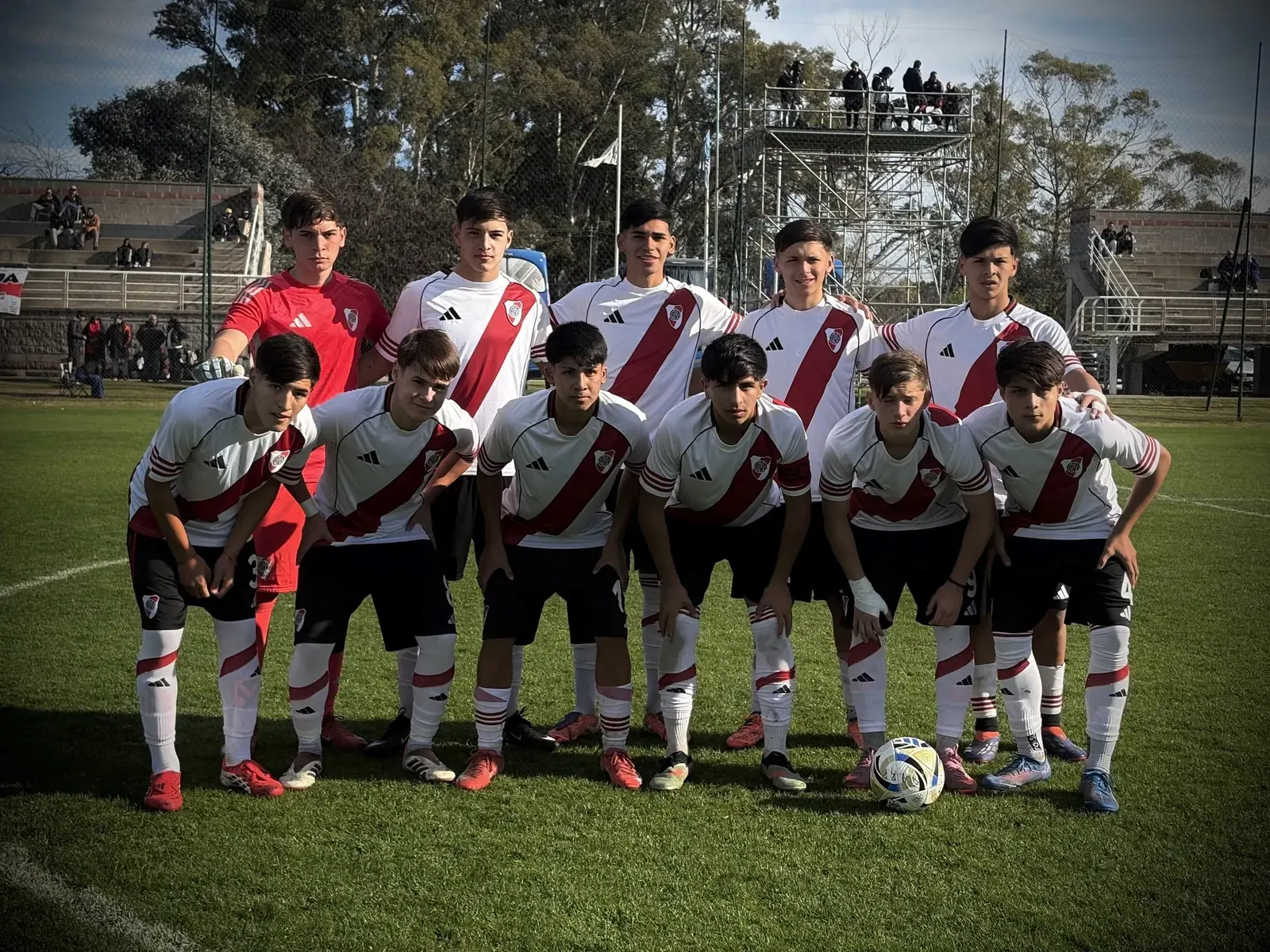 Jugadores de la Octava División de River Plate festejando un gol durante un partido en el River Camp.