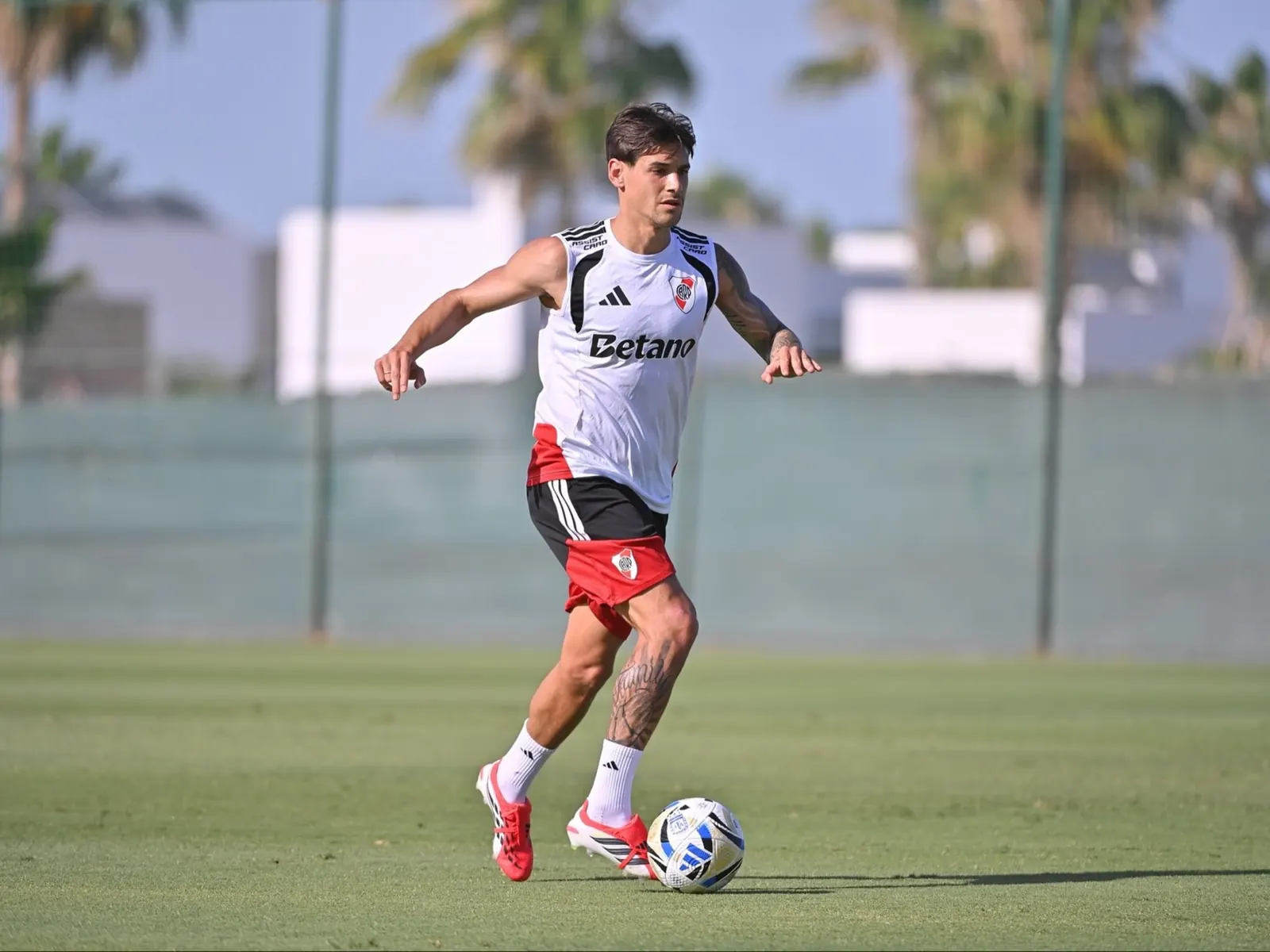 Jugadores de River Plate entrenando en la pretemporada con camisetas de entrenamiento.