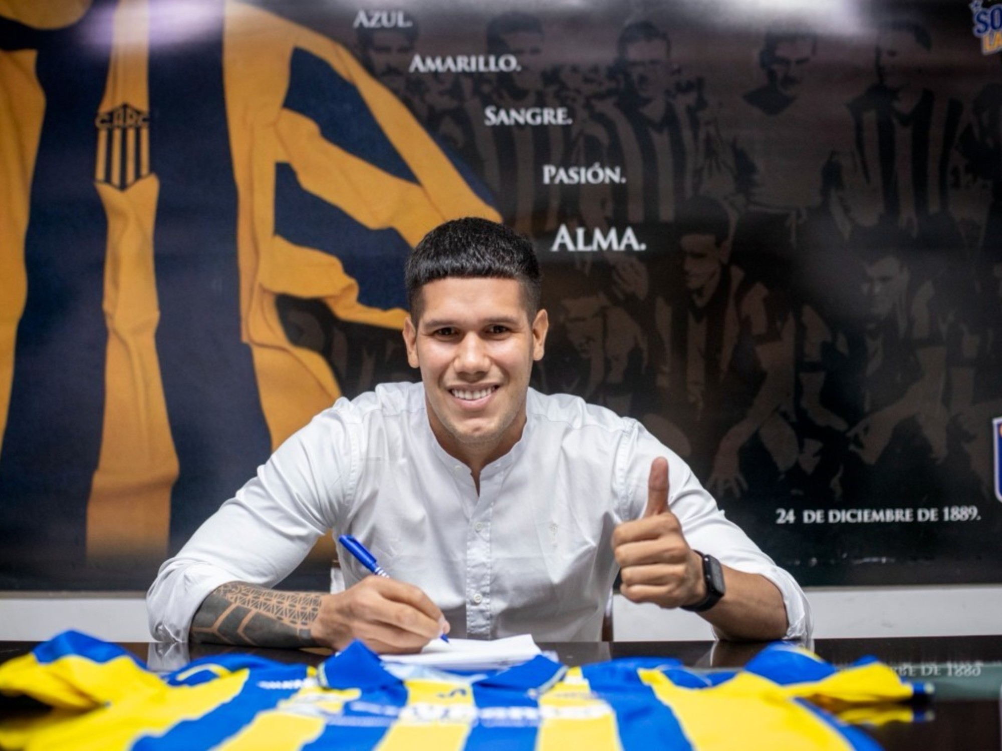 Sebastián Zaracho, nuevo jugador de Rosario Central, posando con la camiseta del club.