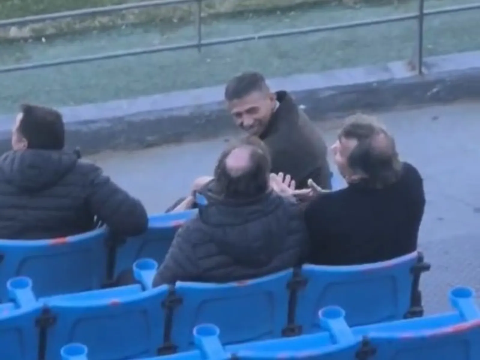 Ricardo Zielinski observando un partido de fútbol desde la tribuna.