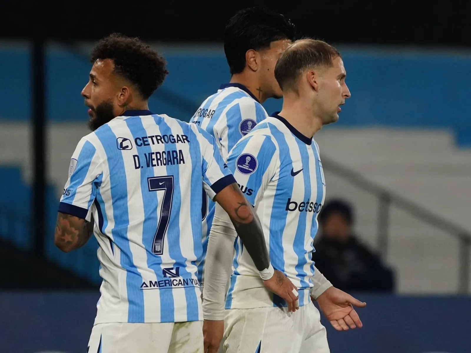 Jugadores de Racing festejando un gol durante el partido contra Independiente Petrolero en la Copa Sudamericana.