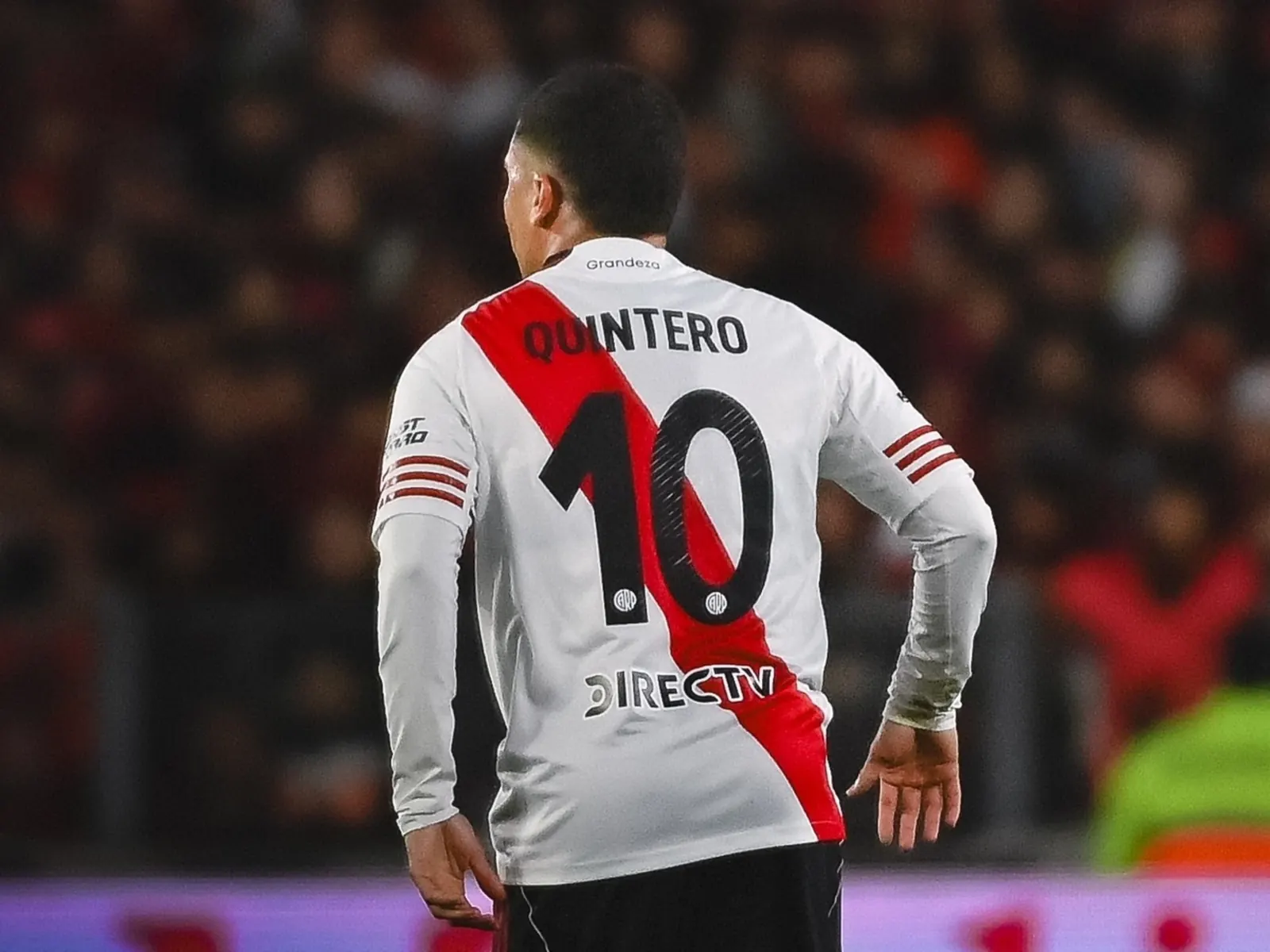 Juan Fernando Quintero, futbolista de River Plate, celebra un gol en un partido.